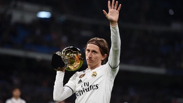 MADRID, SPAIN - DECEMBER 15:  Luka Modric of Real Madrid presents his Ballon dOr Trophy to the crowd prior to the La Liga match between Real Madrid CF and Rayo Vallecano de Madrid at Estadio Santiago Bernabeu on December 15, 2018 in Madrid, Spain.  (Photo by Denis Doyle/Getty Images)