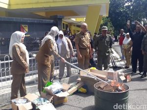 Api Lumat 29 Ribu e-KTP Invalid di Kabupaten Bandung Api Lumat 29 Ribu e-KTP Invalid di Kabupaten Bandung