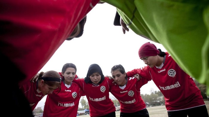 AFGHANISTAN, KABUL - OCTOBER 29:  Members of the Afghan womens national football team huddles during a match with the NATO-led International Security Assistance Force (ISAF) womens team in a friendly football match at the ISAF headquarters in Kabul on October 29, 2010 in Kabul, Afghanistan. The Afghan womens team won 1-0. (Photo by Majid Saeedi/Getty Images)