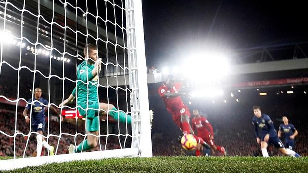 Manchester United rapuh di lini belakang.