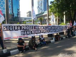 Puluhan Pegawai JICT Demo di Kantor Rini