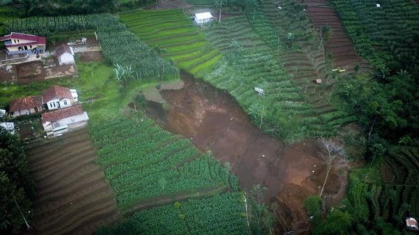 Penampakan Longsor yang Melanda Kabupaten Bandung