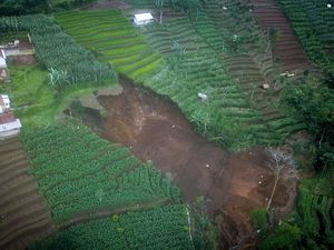 Penampakan Longsor yang Melanda Kabupaten Bandung