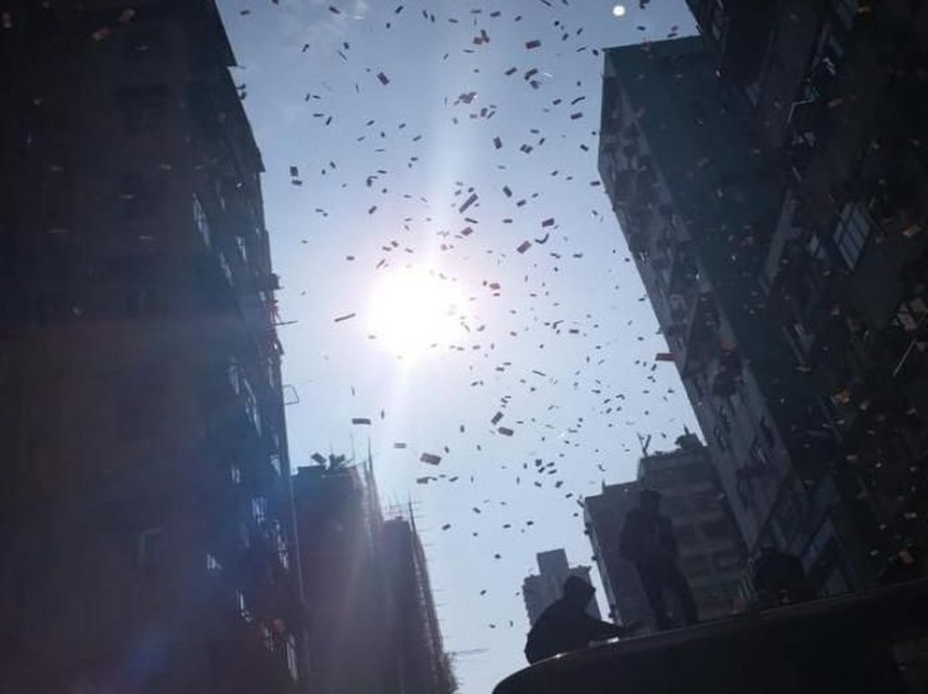 Kontroversi Hujan Duit: Tung Dasem Waringin hingga Jutawan Hong Kong Kontroversi Hujan Duit: Tung Dasem Waringin hingga Jutawan Hong Kong