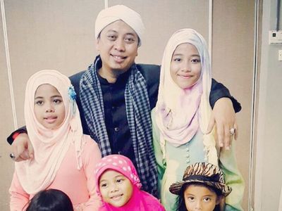 Intip Momen Kedekatan Opick dengan Kelima Putrinya
