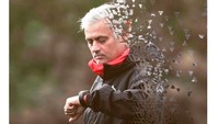 MU kalah 1-3 dari Liverpool di Stadion Anfield, Minggu (16/12/2018). Mourinho tak lagi menjadi special one musim ini. (Foto: Twitter)