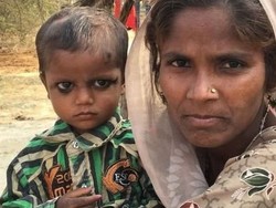 Bayi yang lahir di antrean bank - yang menjadi perebutan keluarga