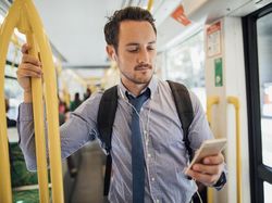 4 Cara Memegang Smartphone yang Bisa Ungkap Kepribadian Kamu