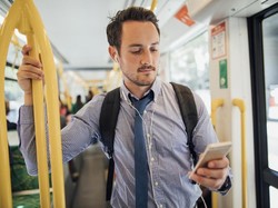 4 Cara Memegang Smartphone yang Bisa Ungkap Kepribadian Kamu