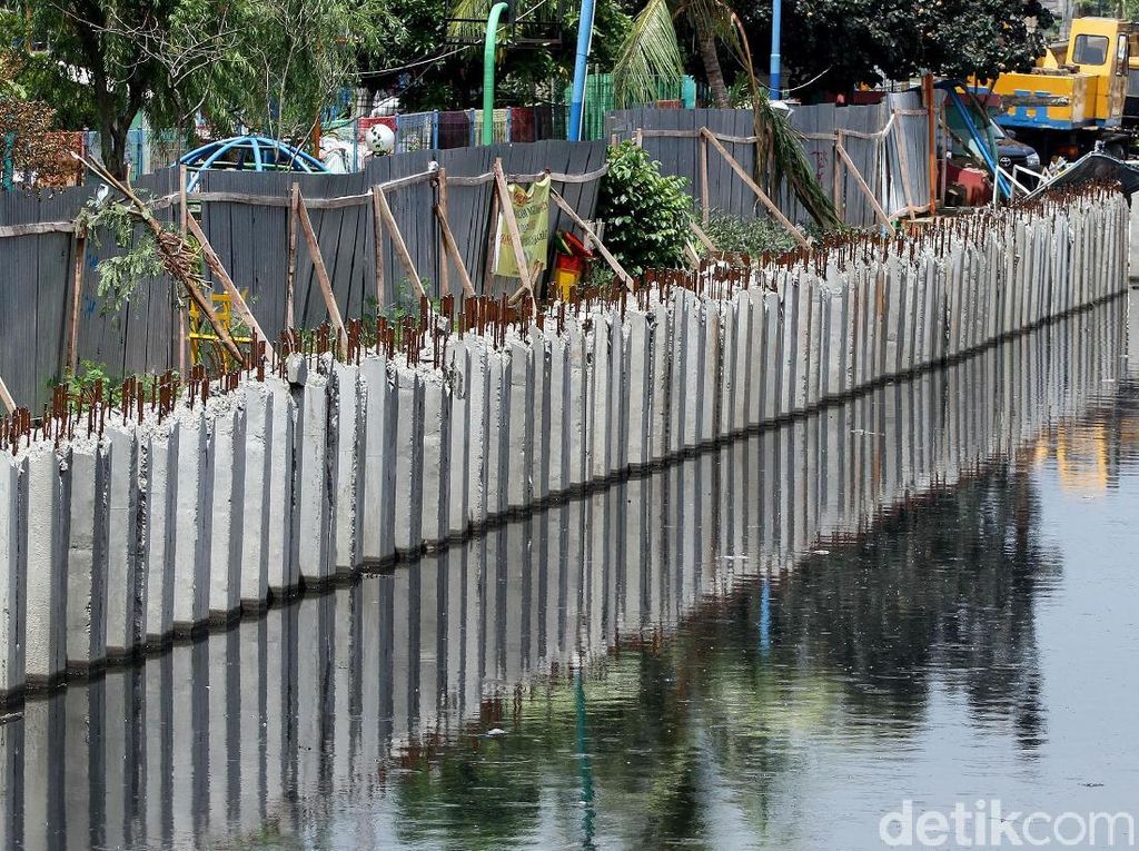 Turap Sepanjang 11,3 Km Dibangun di Jakarta Barat Selama 2018 Turap Sepanjang 11,3 Km Dibangun di Jakarta Barat Selama 2018