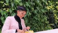 Gaya Seru Miss Vietnam, HHen Nie yang Diledek Miss USA Saat Makan Pho dan Bahn Mi