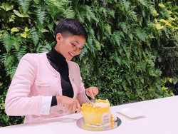 Gaya Miss Vietnam Makan Bahn Mi hingga Bubble Tea Campur Obat Batuk