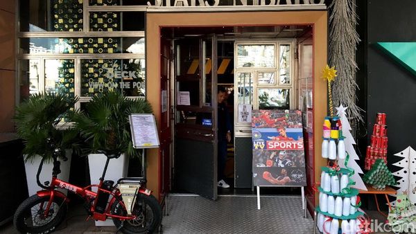 Gokil! Ada Mobil F1 Ditempel di Dinding Cafe Ini