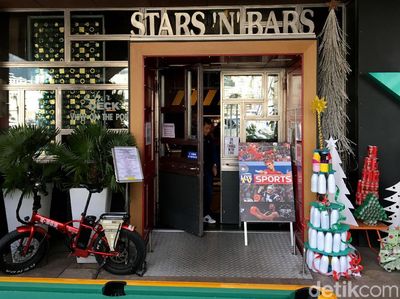 Gokil! Ada Mobil F1 Ditempel di Dinding Cafe Ini