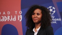 Proses drawing dibantu oleh Luis Garcia, mantan gelandang yang turut membantu Liverpool juara Liga Champions 2005, dan pesepakbola internasional wanita Prancis, Laura Georges. REUTERS/Denis Balibouse.