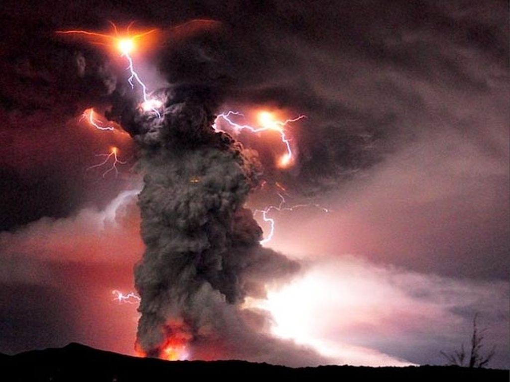 Dirty thunderstorm adalah fenomena cuaca yang melibatkan produksi petir di dalam abu vulkanik saat terjadinya erupsi gunung berapi. (Foto: Internet)