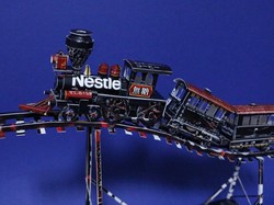 Keren! Perajin Kertas Ini Ubah Kemasan Camilan Jadi Karya Seni