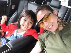 Cara Jitu Ayu Dewi Menjauhkan Anak dari Gadget