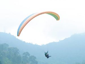 Wajib Coba! Sensasi Melayang-layang di Atas Langit Bogor