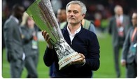 Atas apa yang sudah diberikan Mourinho, fans MU sebaiknya berterima kasih. Manajer asal Portugal itu sudah memberi gelar yang selama ini mereka tak pernah dapatkan, yakni gelar Liga Europa pada tahun 2016. (Foto: Istimewa)
