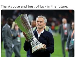 Atas apa yang sudah diberikan Mourinho, fans MU sebaiknya berterima kasih. Manajer asal Portugal itu sudah memberi gelar yang selama ini mereka tak pernah dapatkan, yakni gelar Liga Europa pada tahun 2016. (Foto: Istimewa)