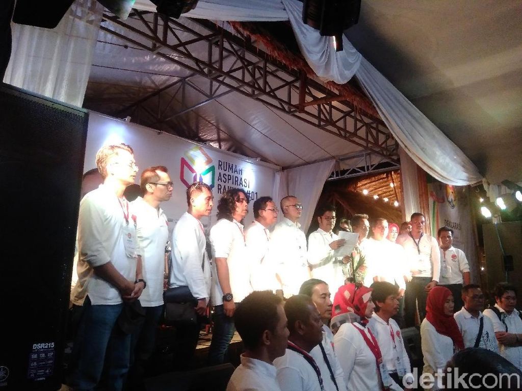 Relawan Sumbar Deklarasikan Dukungan untuk Jokowi-Maruf Amin Relawan Sumbar Deklarasikan Dukungan untuk Jokowi-Maruf Amin