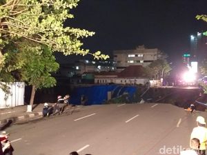 Saksi Dengar Ledakan Sebelum Crane di Jalan Gubeng Ambruk