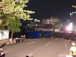 Saksi Dengar Ledakan Sebelum Crane di Jalan Gubeng Ambruk