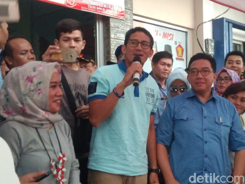 Soal Salam Dua Jari Anies, Sandi: Silakan Masyarakat yang Menilai Soal Salam Dua Jari Anies, Sandi: Silakan Masyarakat yang Menilai