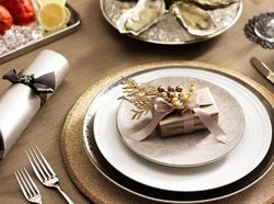 10 Ide Menata Meja Makan Cantik Berkonsep Natal