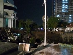 Tanah Ambles Efek Crane Ambruk Bikin Jalan Gubeng Terputus