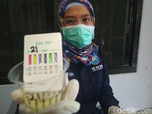 Tes Urine DPRD Trenggalek, BNN Temukan 1 Positif Mengandung Narkoba Tes Urine DPRD Trenggalek, BNN Temukan 1 Positif Mengandung Narkoba