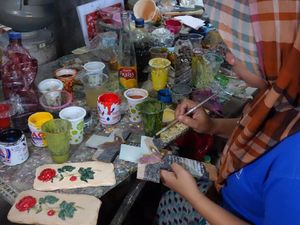 Berkah Natal bagi Perajin Pernak-pernik di Jombang