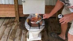 Simpan Lobster hingga Bakar Sate, Ini 10 Foto Kocak Makanan di Toilet