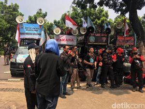 Buruh Demo di Balai Kota Minta Anies Revisi UMP DKI