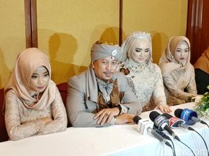 Raut Bahagia Opick dan Bebi Usai Resmi Menikah Raut Bahagia Opick dan Bebi Usai Resmi Menikah