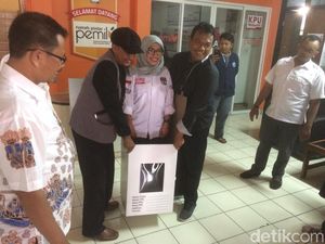KPU Jakbar Tes Kekuatan Kotak Suara Kardus, Kokoh Dimasuki Orang KPU Jakbar Tes Kekuatan Kotak Suara Kardus, Kokoh Dimasuki Orang