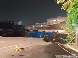 Ngeri, Jalan Gubeng Ambles Efek Crane Ambruk di RS Siloam