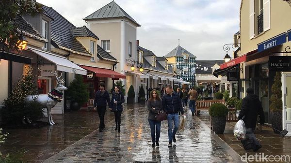 Tempat Orang Kaya Buang Recehan di Dekat Paris