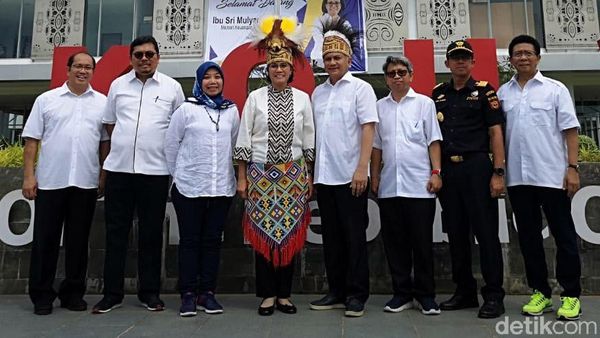 Pakai Topi Khas Papua, Sri Mulyani ke PLBN Skouw hingga Pasar