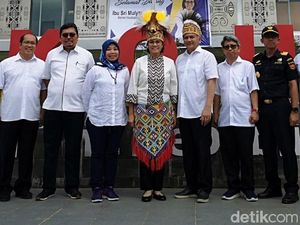 Pakai Topi Khas Papua, Sri Mulyani ke PLBN Skouw hingga Pasar