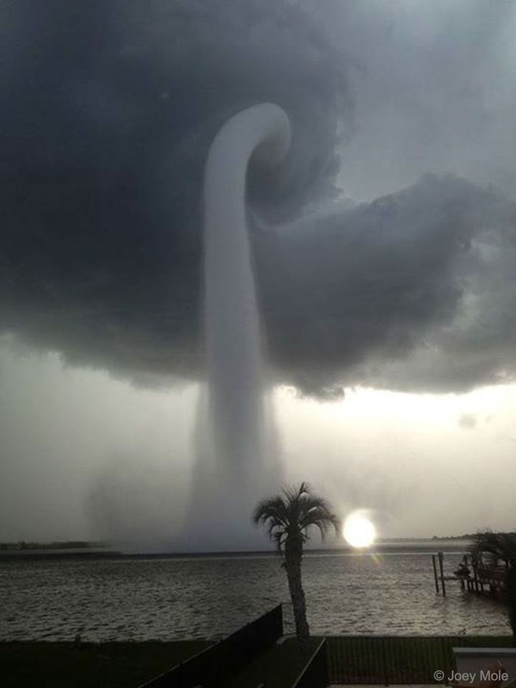 Berbeda dengan angin tornado yang biasa terjadi saat badai, waterspout (tornado air) bisa saja muncul saat air laut tengah dalam keadaan tenang sekalipun. (Foto: Internet)