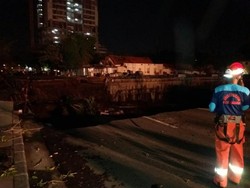 Jalan Gubeng Putus Akibat Ambles, Lalu Lintas 2 Arah Ditutup