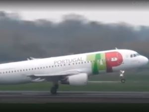 Saat Pesawat Berjuang Keras Mendarat di Bandara Manchester