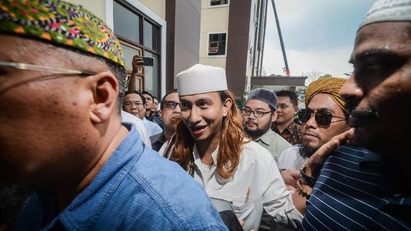 Habib Bahar Ditahan, Ini Momen Saat Ia Tiba di Polda Jabar Siang Tadi
