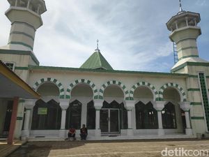 Bercak Darah di Masjid Tempat Pengeroyokan Khaidir Dibersihkan Bercak Darah di Masjid Tempat Pengeroyokan Khaidir Dibersihkan