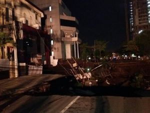 Bak Jurang! Begini Penampakan Jalan Gubeng yang Ambles