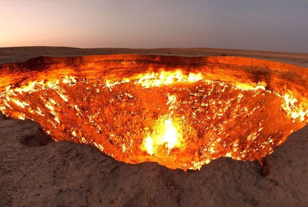Kawah gas Darvaza ini di Turkmenistan mendapat julukan Gerbang Neraka karena memiliki api yang terus menyala sejak 1971. (Foto: Internet) Â 