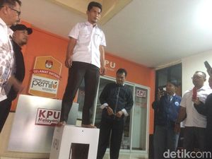 Menguji Ketangguhan Kotak Suara Kardus KPU Menguji Ketangguhan Kotak Suara Kardus KPU