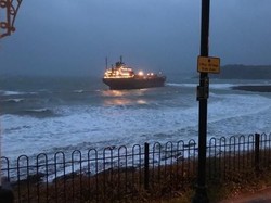 Kapal Kargo Raksasa Milik Rusia Terdampar di Pantai Inggris